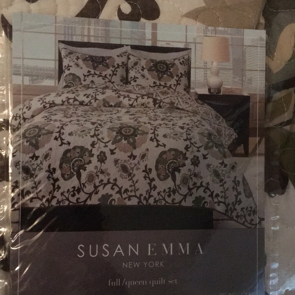 Never opened floral quilt set. Size full/queen.